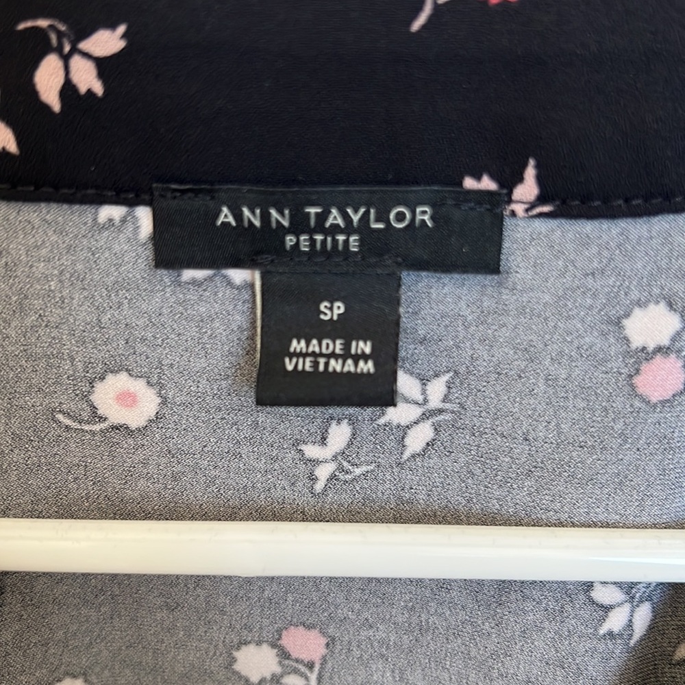 ANN TAYLOR FLORAL TOP - Picture 4 of 5